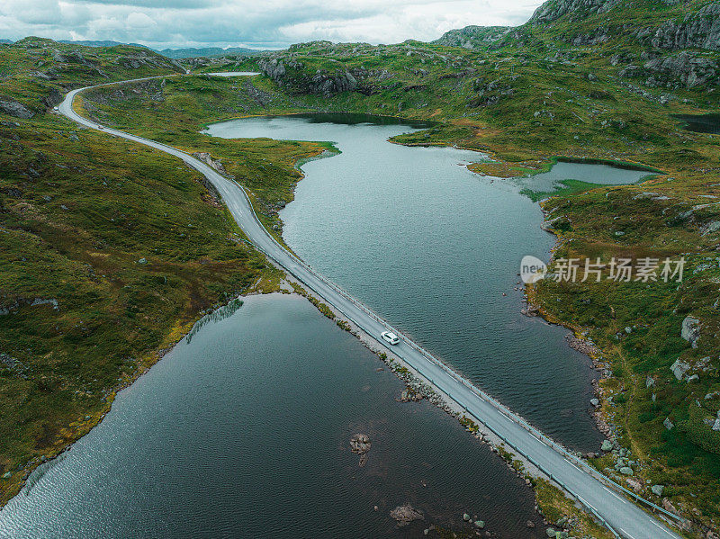 风景优美的鸟瞰图的汽车在道路上通过挪威高地