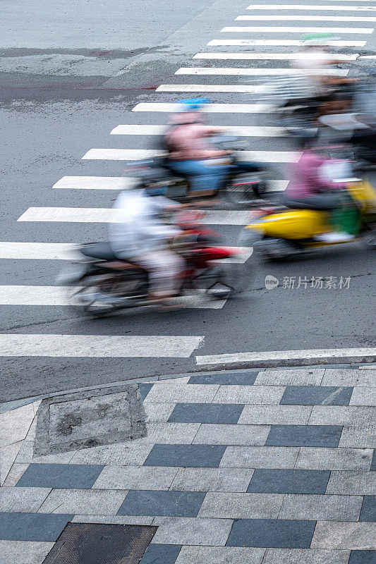 运动模糊摩托车在胡志明市街道