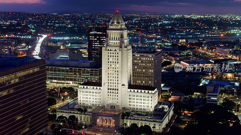 加利福尼亚州洛杉矶市中心的政府大楼和洛杉矶市政厅的航拍