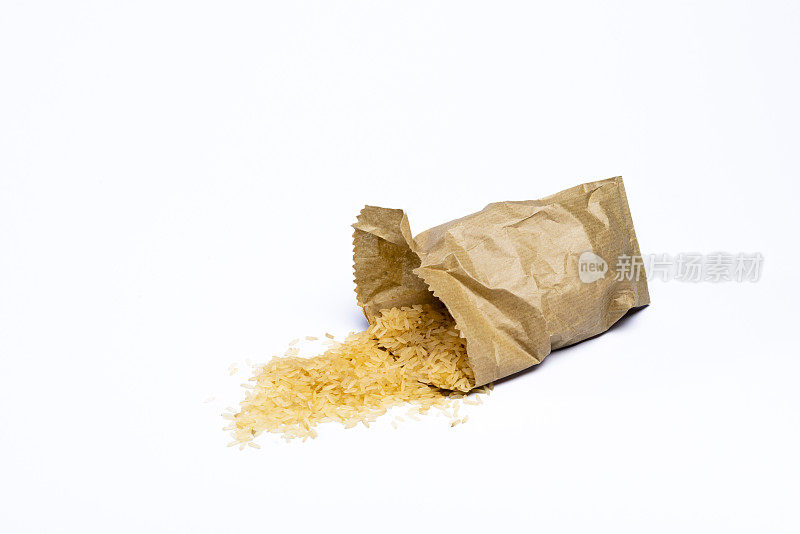 棕色纸袋里的糙米