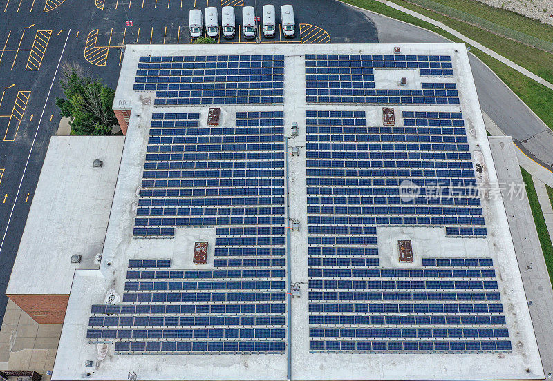 停车场旁边的太阳能电池板建筑鸟瞰图