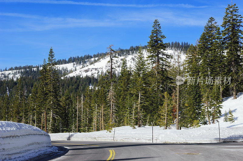 穿越雪山的乡村公路