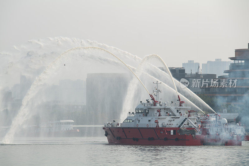 消防船在河上喷水