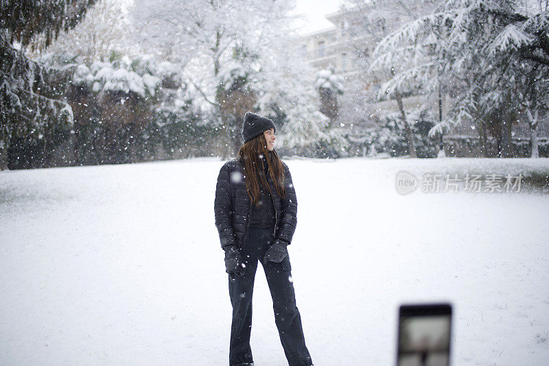 在公园雪地里的女孩