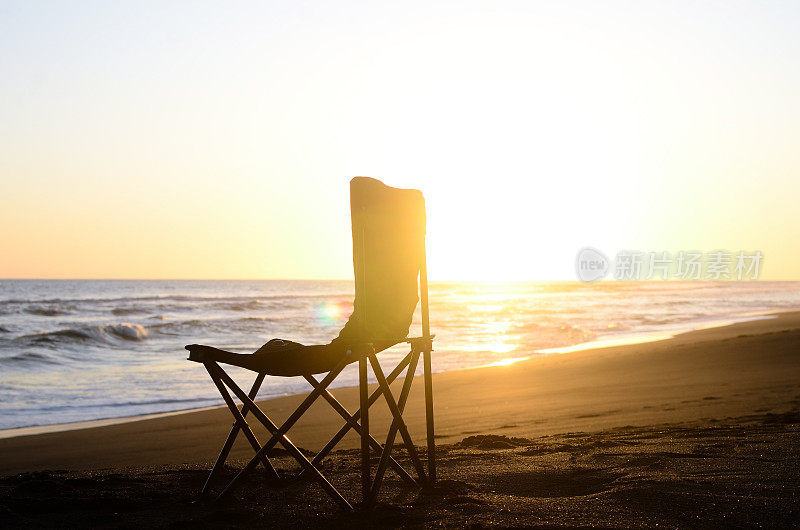 日落时分沙滩上的椅子