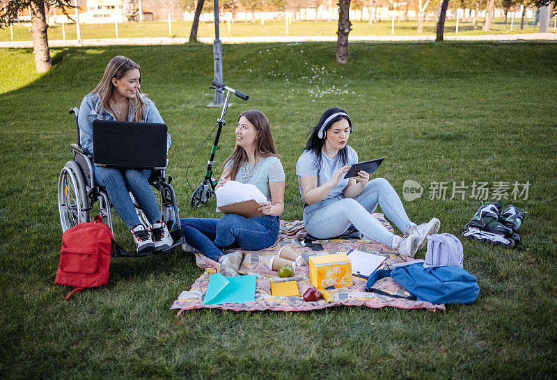 残疾大学生花时间和朋友在外面学习