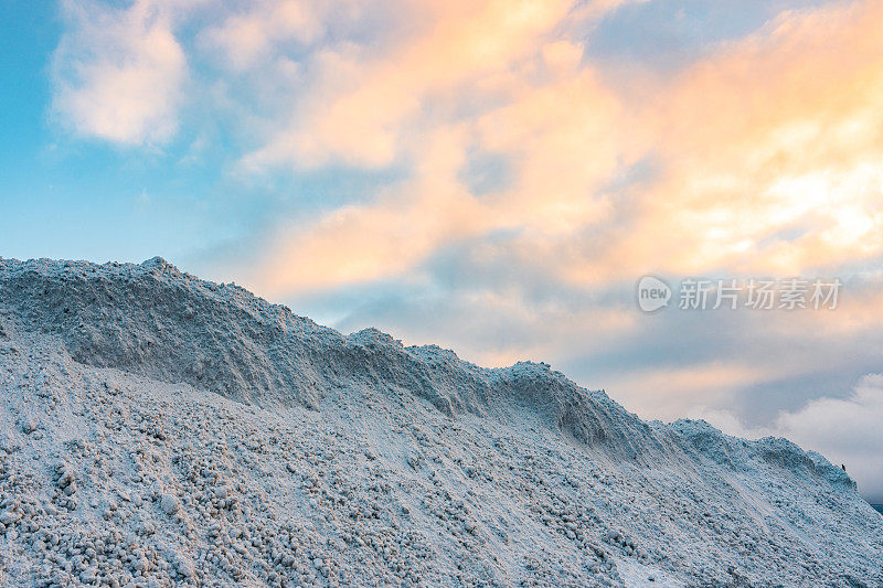 路边的雪墙是一种高山风光