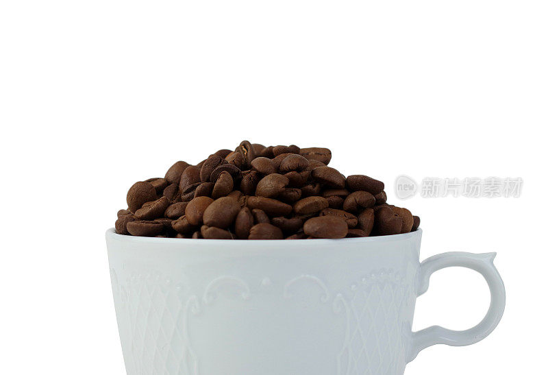 咖啡豆放在咖啡杯里，白色背景
