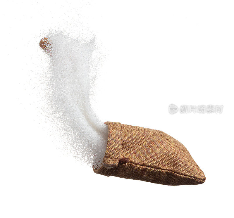 纯精制糖在麻袋里炸飞，白糖落抽象飞。纯精制糖袋在空气中飞溅，食品对象设计。白色背景隔离高速冻结运动