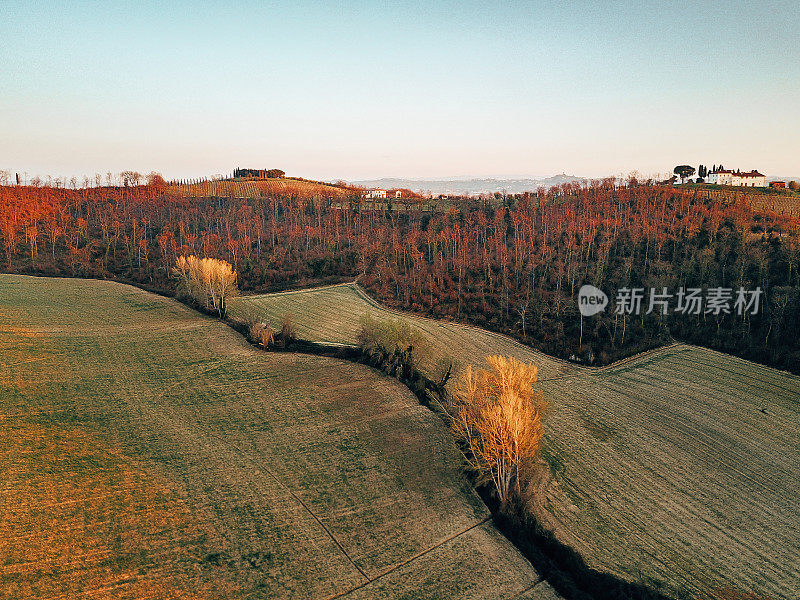 黄昏时群山的鸟瞰图