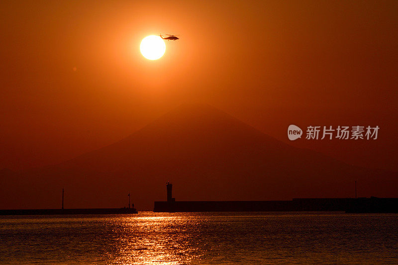 日落，富士山和直升机:从神奈川县三浦半岛观看