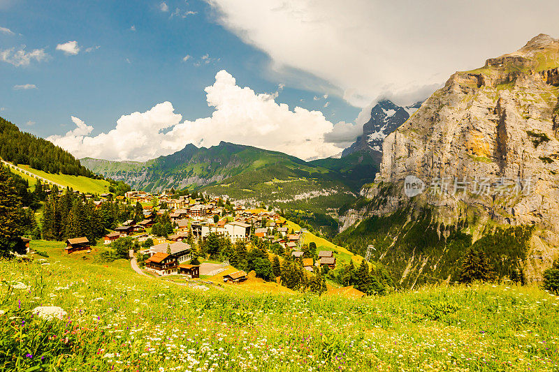 山的风景。Lauterbrunnen。瑞士。伯尔尼州。穆伦村庄。夏天。绿草