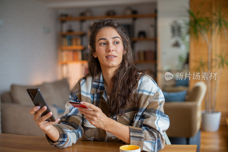 一个女人用信用卡在网上购物