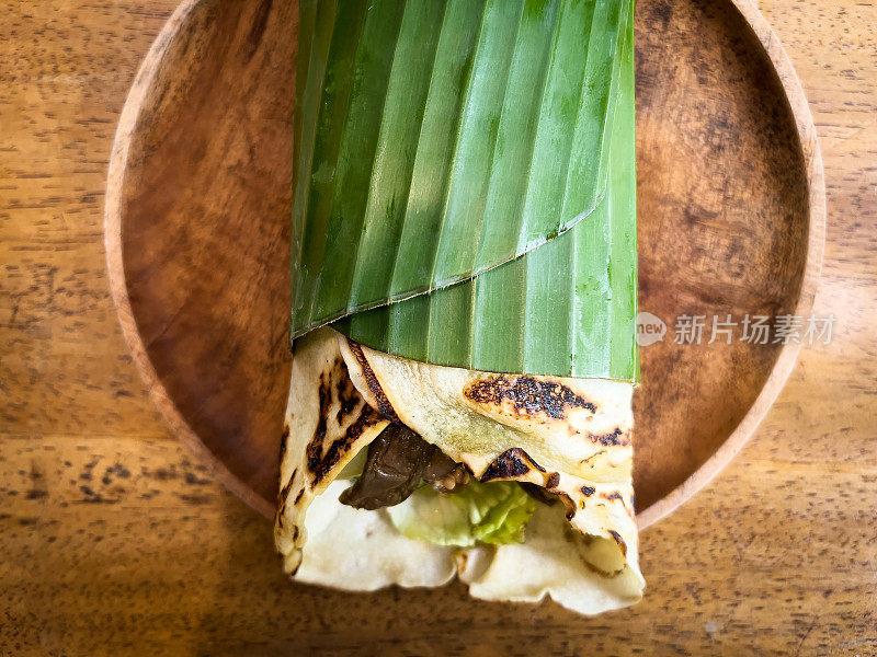 健康素食茄子三明治包在香蕉叶，平铺