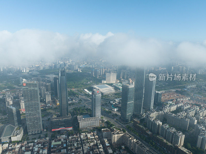 城市高楼大厦笼罩在云雾之中