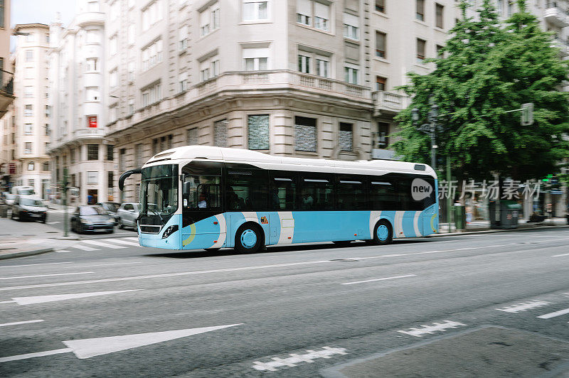 城市中行驶的公共汽车