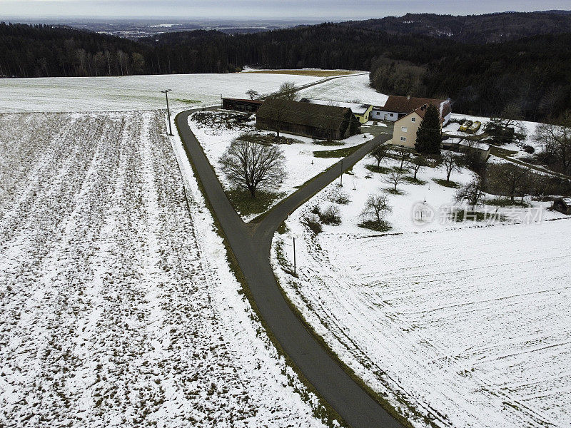 在一个阴天，无人机拍摄了巴伐利亚州的雪田