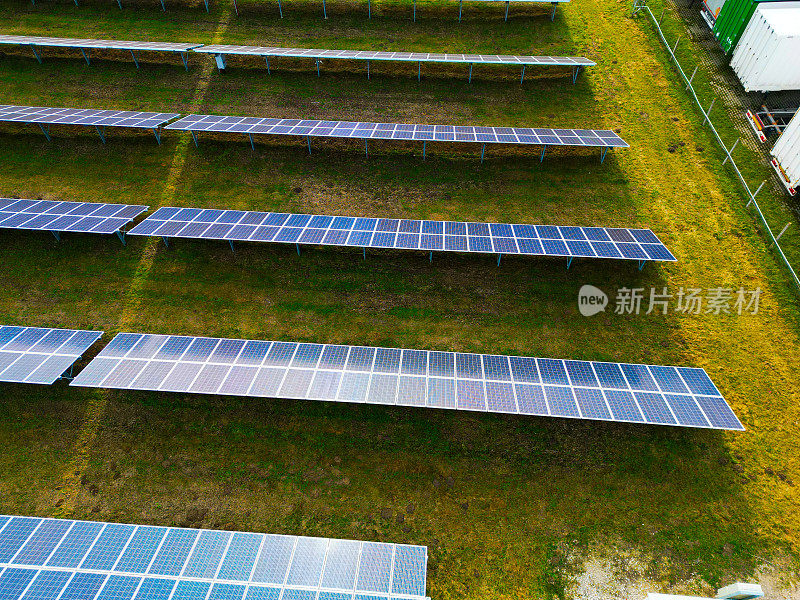 绿色场地上的太阳能电池板鸟瞰图