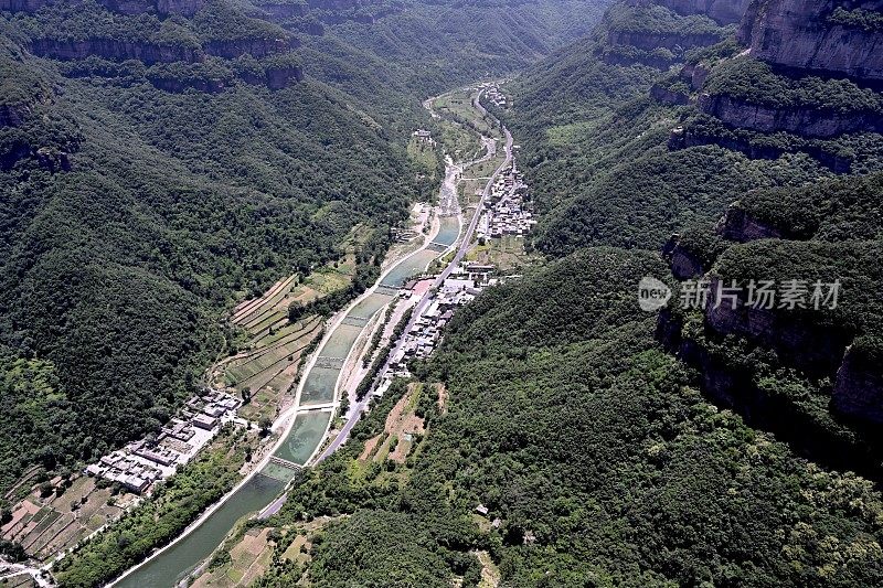 在大峡谷的高处俯瞰小镇