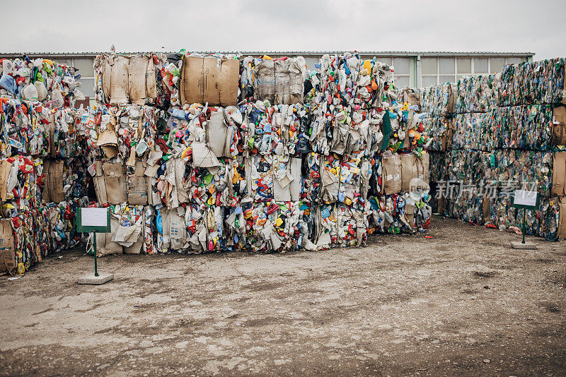 设有塑胶垃圾回收中心，随时可供回收