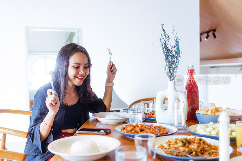 年轻的东南女子独自享用印尼菜午餐