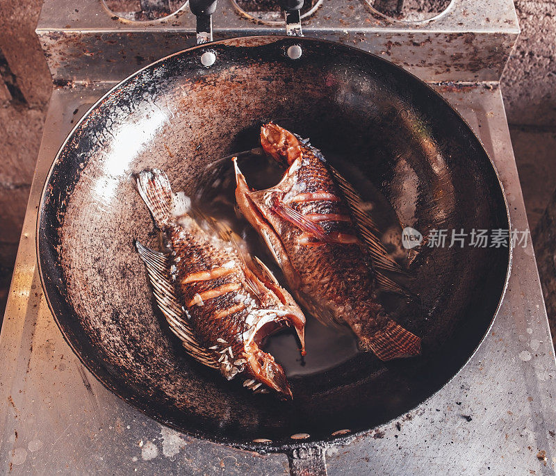 用铁锅中火煎罗非鱼。