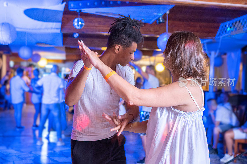 欢快的双人拉丁舞。