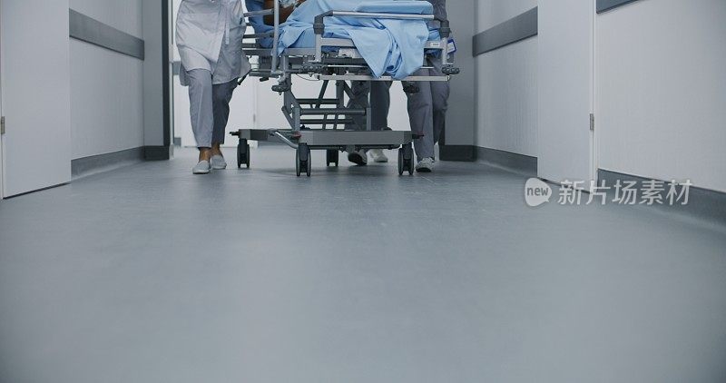医生和护理人员用轮床抬着病人