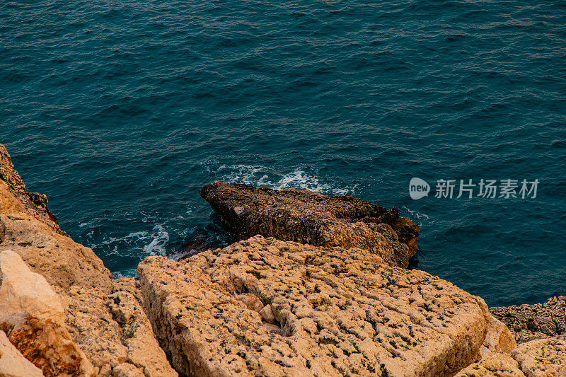 日落时分的大海和岩石景观