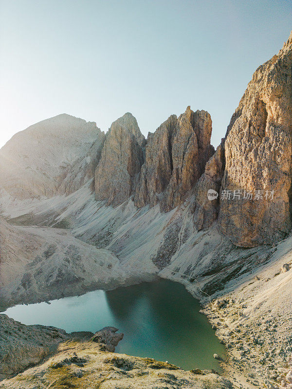 鸟瞰高山湖泊在白云石在顶峰山的背景