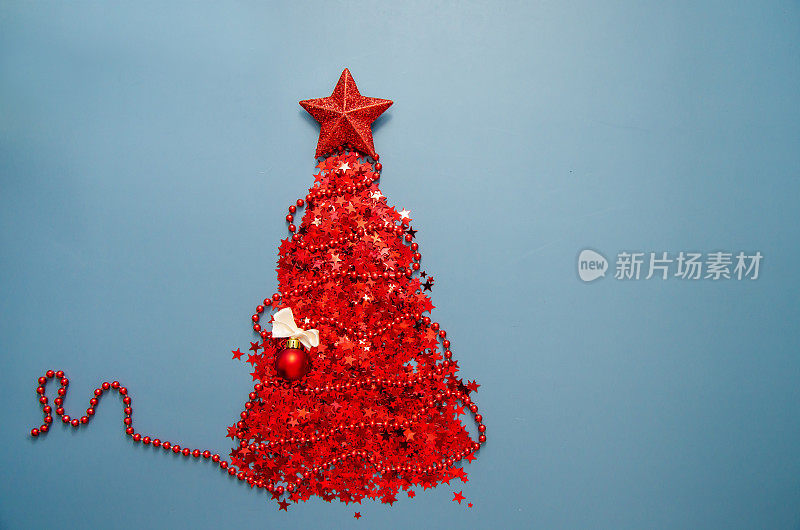 红色闪闪冷杉树图标与大红星，丝带和球，闪闪发光闪闪发亮的闪闪发光的对象，圣诞和新年邀请庆祝贺卡设计，节日的设计元素。副本的空间。