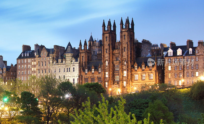 爱丁堡老城的街丘与苏格兰大学的新学院