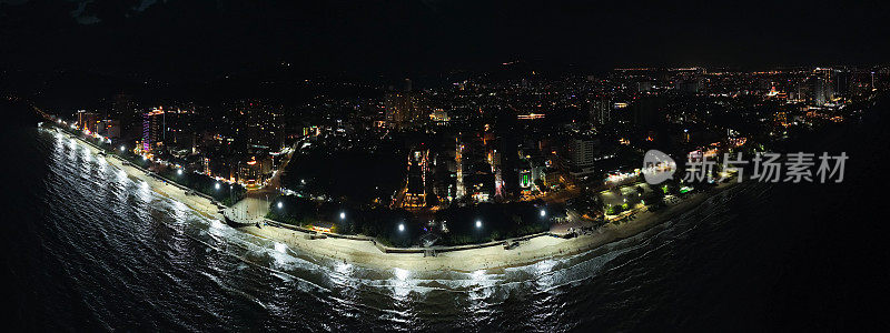 云头沿海城市夜间鸟瞰图，巴里亚云头省