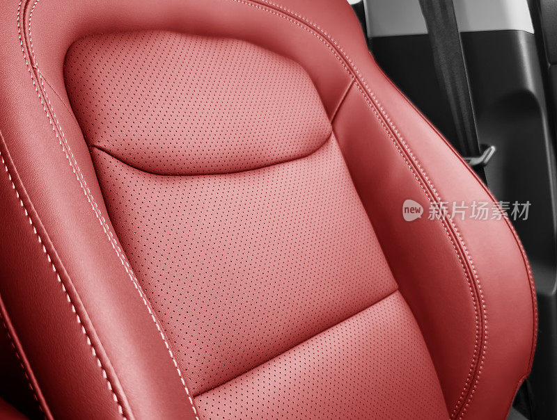 红色豪华现代汽车内饰。现代汽车内部的细节。部分红色真皮座椅与缝线在昂贵的汽车