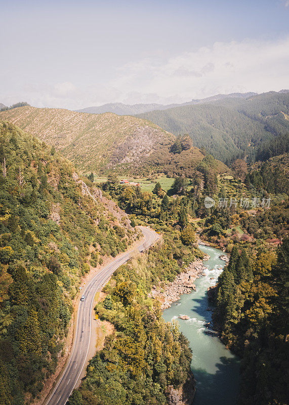 山区道路和河流的鸟瞰图