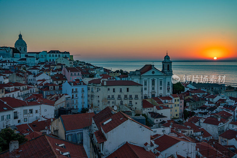 葡萄牙黎明时分的阿尔法玛里斯本市景