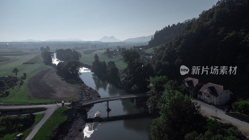 一座小型公路桥的鸟瞰图，这座桥在2023年8月的洪水中受损，由于靠近斯科夫亚洛卡的索拉河的严重洪水而倒塌