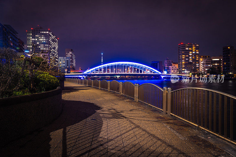 夜晚的东京和隅田河