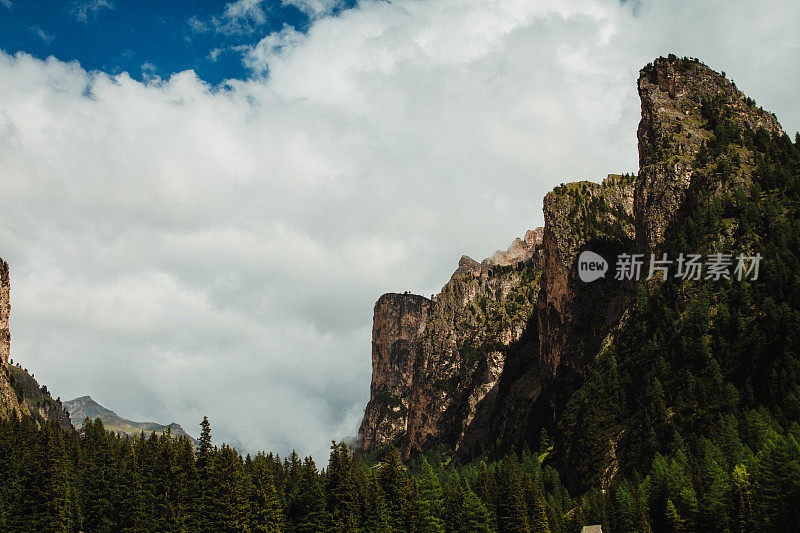 白云石山脉的山景