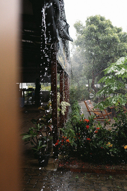 斯里兰卡雨季的路边咖啡馆