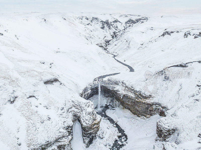 冰岛火山河峡谷，冬季有瀑布Kvernufoss