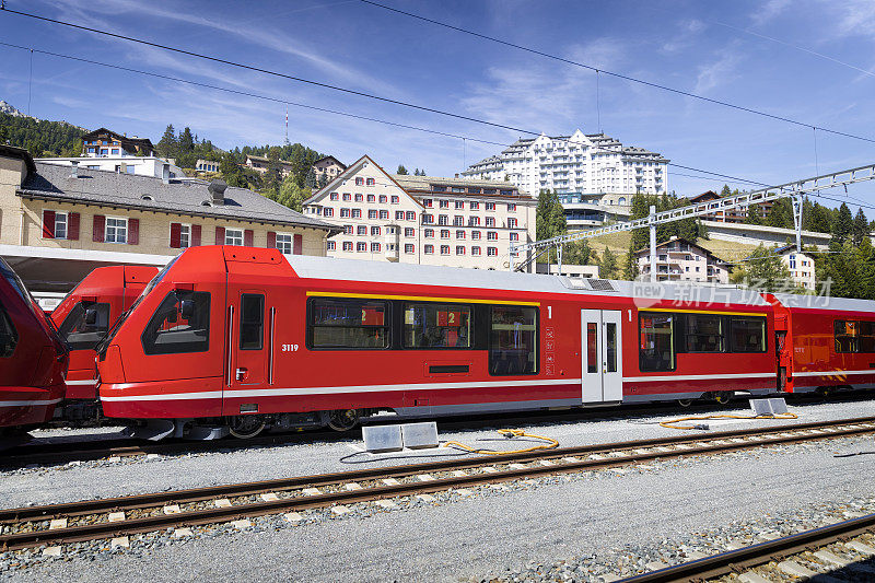 瑞士度假-圣莫里茨火车站有RhB火车