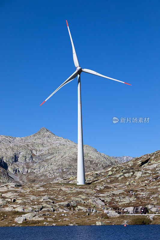 瑞士广场湖上的风力涡轮机