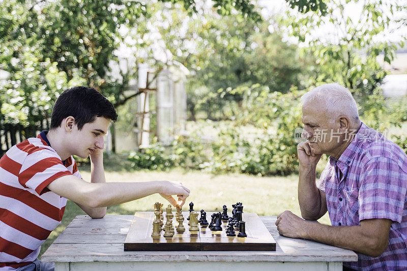 爷爷和孙子在一起下棋。