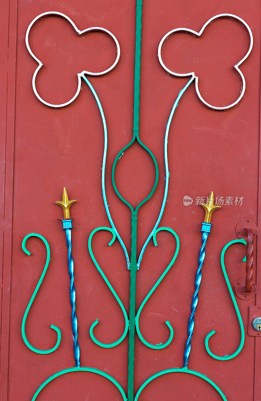 墨西哥瓦哈卡:金属门与彩色装饰