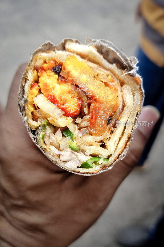 印度加尔各答(Calcutta)的土特产——鸡肉羊肉卡蒂卷，正在街头小吃摊上制作