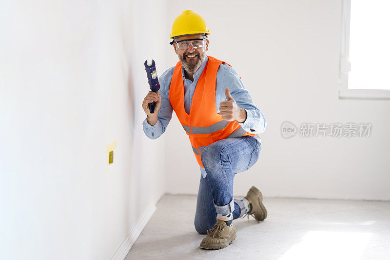 一个男人在安装地板踢脚板