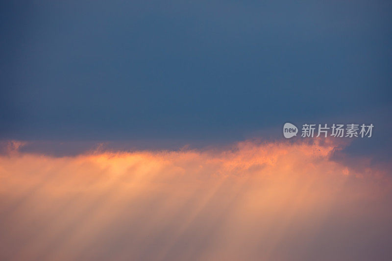 戏剧性的日落天空背景:阳光穿透黑色雷云