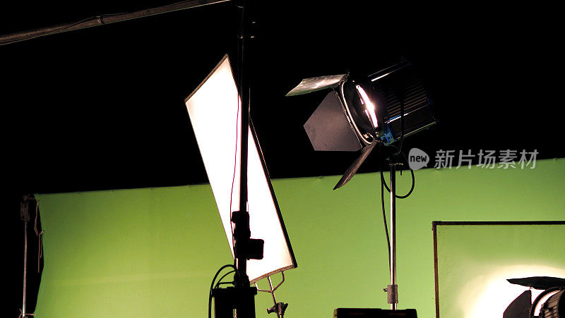 大工作室电影照明套件5000瓦软盒三脚架和专业的绿屏背景色度关键后期制作技术拍摄或拍摄电影或视频商业设置。