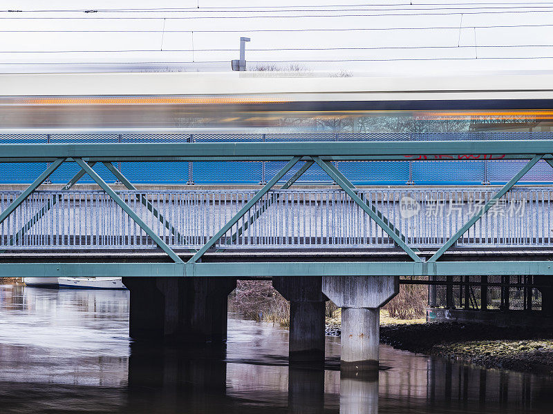 瑞典哥德堡，黄昏时分，超速电车驶过一座蓝桥